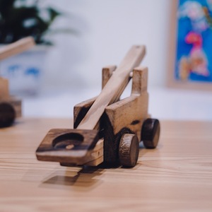 Voiture jouet en bois de qualité fantastique avec manivelle, design minimaliste pour la chambre d'enfant et le rangement - Product Image 2