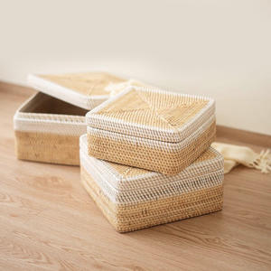 Paniers de rangement et accessoires de décoration en rotin de luxe, tressés à la main, avec couvercle naturel. - Product Image 2