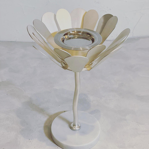 Brûleur à Bakhoor élégant en forme de lotus avec pétales métalliques et base en marbre massif, parfait pour la décoration de maison de luxe et les cadeaux festifs - Product Image 3