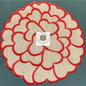 Serviette de cocktail en lin avec broderie florale en forme de cœur, lignes rouges vives créant une touche romantique et charmante pour la table. - Product Image 1