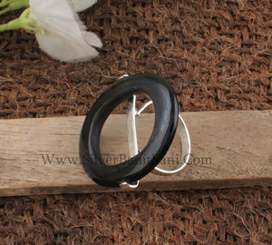 แหวนเงินแท้ 925 ประดับพลอยสีม่วงห้าเม็ด ดีไซน์แบบฝังหนามเตย ประดับด้วยพลอยออนิกซ์สีดำธรรมชาติ  แหวนประจำเดือนเกิดเดือนกุมภาพันธ์ - Product Image 5