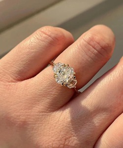 Bague de fiançailles ovale en moissanite 2 carats, bague demi-lune trilogie en or 14 carats, diamant de laboratoire, bijoux fins pour femmes - Product Image 2