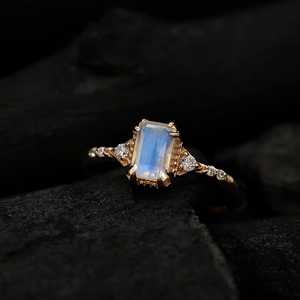 Anillo de Piedra Lunar con Corte Esmeralda Estilo Vintage, Gema Rectangular Iridiscente Natural, Banda de Oro, Joyería para Mujer - Product Image 6