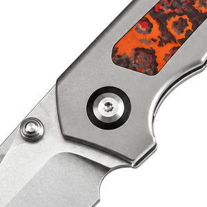 Navajas Plegables con Mango Gris Plateado, Incrustaciones de Patrón Naranja y Negro, Hoja con Acabado Satinado, Anclaje para Pulgar y Clip de Bolsillo para Uso en Exteriores - Product Image 4