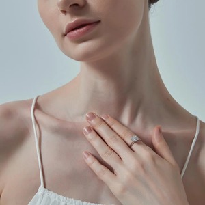 Anillo de Compromiso de Moissanita Más Vendido en Plata de Ley para Joyería Nupcial y Uso Diario Disponible al Mejor Precio - Product Image 4