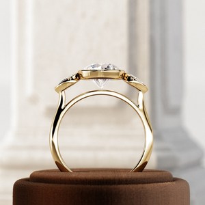 Bague de fiançailles tendance en or 14 carats avec diamant de laboratoire de luxe 2 carats E VVS2, trois pierres en forme de poire et pierres latérales montées en clos, certifiée IGI - Product Image 4