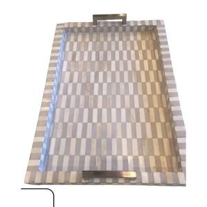 Bandeja Rectangular Decorativa de Madera Premium Hecha a Mano con Incrustaciones de Hueso a Cuadros Grises y Blancos y Asas de Metal - Product Image 1