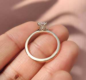 Bague solitaire classique en diamant taille émeraude avec pierre centrale brillante, design de bijoux fins de luxe pour fiançailles et anniversaire - Product Image 2