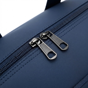 Sac de voyage bleu personnalisé, sac de sport imperméable avec bandoulière réglable et poche zippée - Product Image 6
