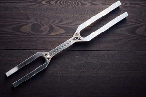 ส้อมปรับเสียงขนาดใหญ่พร้อมกุญแจ DnA ค่าความถี่ D288hz และ A432hz พร้อมตัวตีเสียง บรรจุภัณฑ์เดี่ยว - Product Image 4