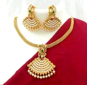 Collar afgano Kuchi ornamentado con paneles rectangulares plateados con detalles en azul lapislázuli y delicada flecos de monedas. - Product Image 5