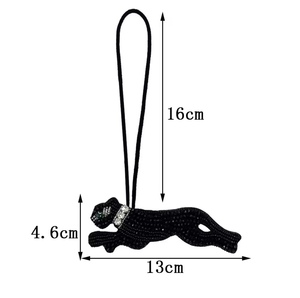 พวงกุญแจรูปปลาสีดำทอง งานแฮนด์เมดสไตล์วินเทจ ประดับคริสตัลหลากสี ตัวอักษรภาษาอังกฤษแบบเรียงต่อกัน พร้อมสายคล้องข้อมือ - Product Image 5