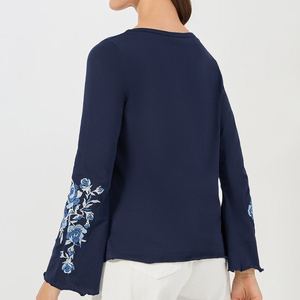 Haut à manches longues bleu marine pour femmes, manches évasées brodées, col rond, tricoté, style floral élégant, toutes saisons - Product Image 4