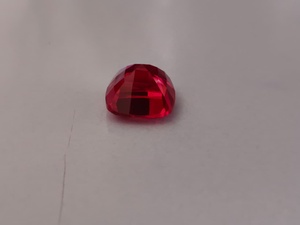 Pierre précieuse de rubis rouge poli, taille coussin, 100 % naturelle, créée en laboratoire, pour la fabrication de bijoux fins de luxe. - Product Image 4