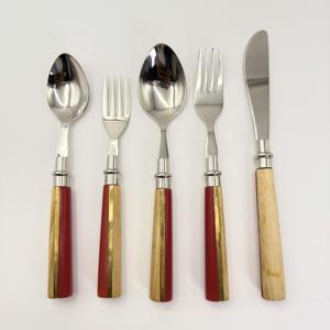 Ensemble de couverts réutilisables en acier inoxydable poli miroir avec manche en résine et bois pour mariages et banquets - Product Image 3