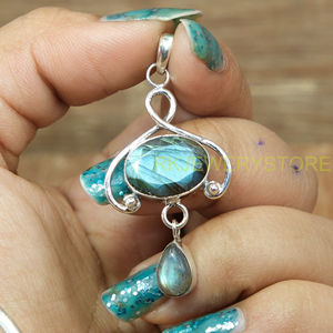 Collar con Colgante de Labradorita Natural en Plata de Ley 925, Hecho a Mano, con Destello Azul, Ovalado - Product Image 3