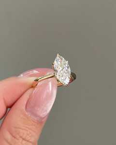 Bague de fiançailles en diamant de laboratoire sertie de tulipes, diamant de laboratoire marquise de 2 carats certifié E-VVS1 IGI - Product Image 2