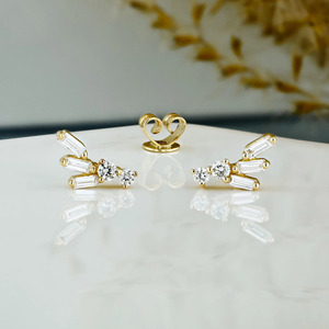 Boucles d'oreilles clous en or jaune avec diamants baguette de laboratoire - Product Image 1