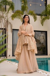 Conjunto de Kurti y Salwar Beige de Lujo con Peplum en Relieve, con Dupatta, Diseño Étnico para Bodas y Fiestas, Traje Premium Festivo Rangoli para Mujer - Product Image 3