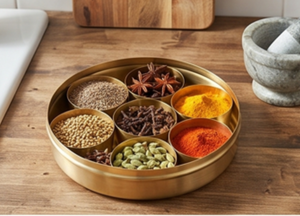 Boîte à épices ronde décorative en laiton avec couvercle à motif paon et cinq compartiments intérieurs pour le rangement en cuisine - Product Image 5