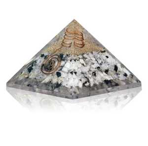 Pyramide en fluorite bleue avec incrustation de cube de Metatron doré pour la décoration de la maison - Product Image 3