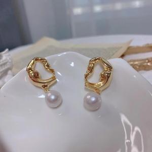 Nouvelles boucles d'oreilles pendantes de style européen et américain de la famille Miao, perle naturelle, diamant d'eau, simple, élégante, tendance - Product Image 1