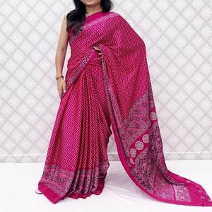 Sari en soie moderne de qualité supérieure, doux et élégant, avec un design de bordure traditionnel, et un chemisier non cousu assorti pour les fêtes - Product Image 1