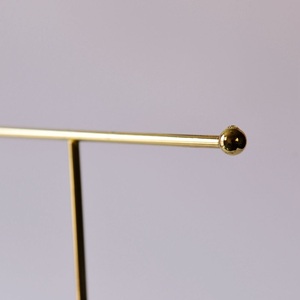 Support de Présentation Élégant pour Bijoux en T avec Base en Marbre, Organisateur Antidérapant pour Bracelets et Colliers, Présentoir Minimaliste de Luxe pour Coiffeuse - Product Image 2