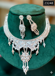 Ensemble collier ras-de-cou floral doré de luxe avec boucles d'oreilles pendantes en forme de cœur pour femme 23245 - Product Image 4