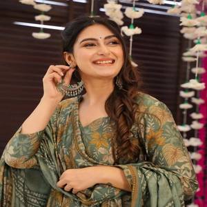 Conjunto de Kurta Anarkali de Rayón con Textura VASTRA COTTAGE y Pantalón con Dupatta de Chanderi Verde, Ropa Étnica para Mujer, Traje de Fiesta - Product Image 2