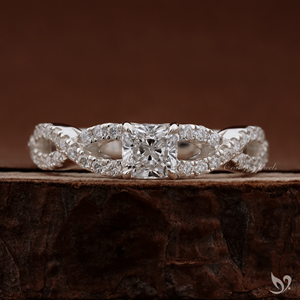 Bague de fiançailles en or blanc 10K avec diamant de laboratoire taille coussin 0,5 carat et bande pavée torsadée, certifiée IGI - Product Image 1