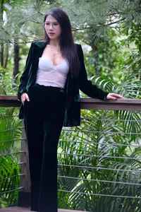 Ensemble de costume en velours de soie pour femmes - Blazer et pantalon élégants en velours, coupe ajustée, tenue de soirée de luxe - Product Image 2