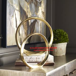 Sculpture de dessus de table d'intérieur pour le salon Design classique Décoration de table moderne Sculpture en aluminium abstraite dorée - Product Image 2