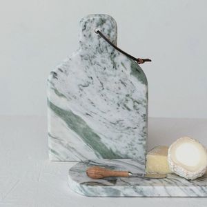 Tabla de cortar de mármol rectangular con asa, superficie gris oscuro con vetas y detalles de rayas doradas, bloque de corte para cocina - Product Image 3