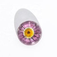Spécimen de fleurs séchées en résine époxy transparente pour décoration.