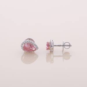 Pendientes de Oro Amarillo, Blanco y Rosa de 14K con Diamante Rosa de Corte Pera de 1.73ct y Halo, con Cierre de Rosca - Product Image 3