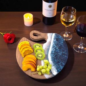 Planche à pain ronde décorative en bois et résine avec poignée, compatible lave-vaisselle, idéale pour la cuisine, le petit-déjeuner, le brunch, les restaurants, les cafés et l'usage domestique - Product Image 4