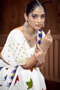 Blusa de un solo hombro de georgette de color liso, estilo tradicional, para uso casual, morada, elegante, ideal para bodas, para personas a la vanguardia de la moda. - Product Image 2