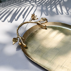 Magnifique plateau de service ovale en métal doré avec surface texturée et élégantes poignées en forme de branche florale avec feuilles et fleurs - Product Image 3