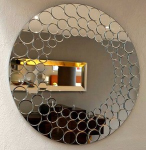 Espejo de Pared Veneciano Majestuoso con Paneles Decorativos Grabados, Reflejo Cristalino y un Atractivo Lujoso de la Antigua Europa - Product Image 1
