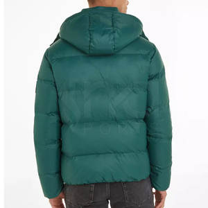 Chaqueta acolchada con relleno grueso y ajuste cómodo para uso en exteriores en climas fríos. - Product Image 4