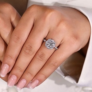 Bague de fiançailles ou de promesse en or massif 10K avec diamant de laboratoire octogonal certifié IGI 3,24 carats, couleur E, clarté VS1, monture halo - Product Image 4