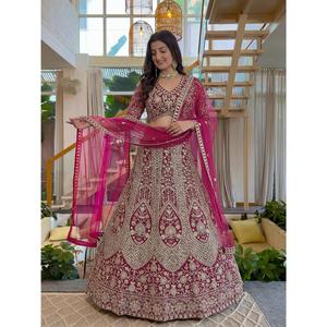 Ensemble élégant de lehenga, blouse et dupatta avec broderie de sequins et de cordon pour mariages, fêtes et occasions festives indiennes - Product Image 3