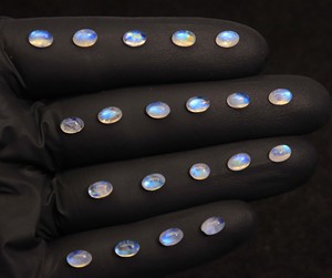 Pierre de lune arc-en-ciel authentique, cabochon ovale 7x5mm, non traitée, avec éclat bleu, à prix de gros - Product Image 4
