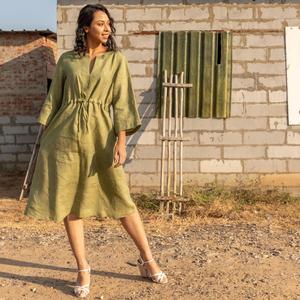 Vestido Midi de Lino y Algodón Color Oliva Sólido para Mujer, Cuello en V, Manga 3/4, Cintura Ajustable, Estilo Casual - Product Image 2
