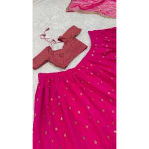 Lehenga Choli Rosa de Diseño FB para Fiestas, en Poliéster, con Lentejuelas y Trabajo Zari - Product Image 2