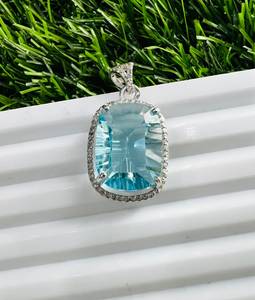 Pendentif solitaire minimaliste en argent sterling 925 plaqué or rhodié avec topaze bleue ciel et diamants taillés individuellement pour femme TASBIYA GEMS - Product Image 3