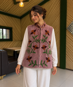 Chaleco de terciopelo de lujo hecho a mano con bordado floral |   Chaqueta sin mangas de diseño para mujer |   Moda de Boutique - Product Image 1