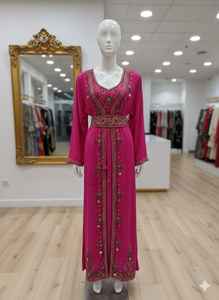 Elegante caftán marroquí magenta con bordados dorados y detalles de joyas. Un vestido de lujo atemporal cosido a mano para ocasiones formales. - Product Image 3