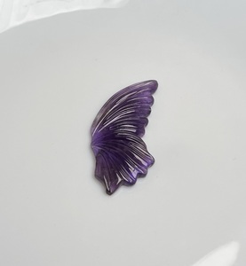 Gema Tallada en Forma de Ala de Mariposa de Amatista Púrpura Natural |   Ala de piedra preciosa tallada a mano para la creación de joyería fina, colgante, anillo - Product Image 3